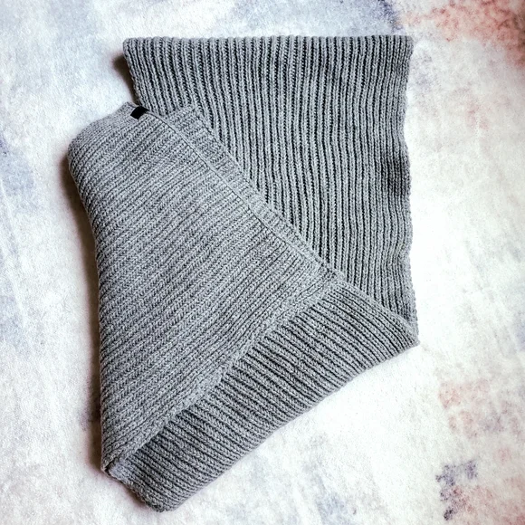 Bench Ribbed Knit Scarf - Picture 3 of 4